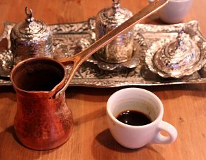 В «Cezve Coffee» на Экомаркете можно выпить кофе из турки с серебряным напылением