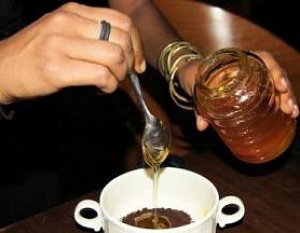 Почему полезно добавлять мёд в кофе?